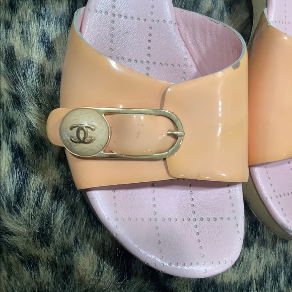 CHANEL ORANGE | PINK PATENT LEATHER SANDALS - Picture 5 of 13